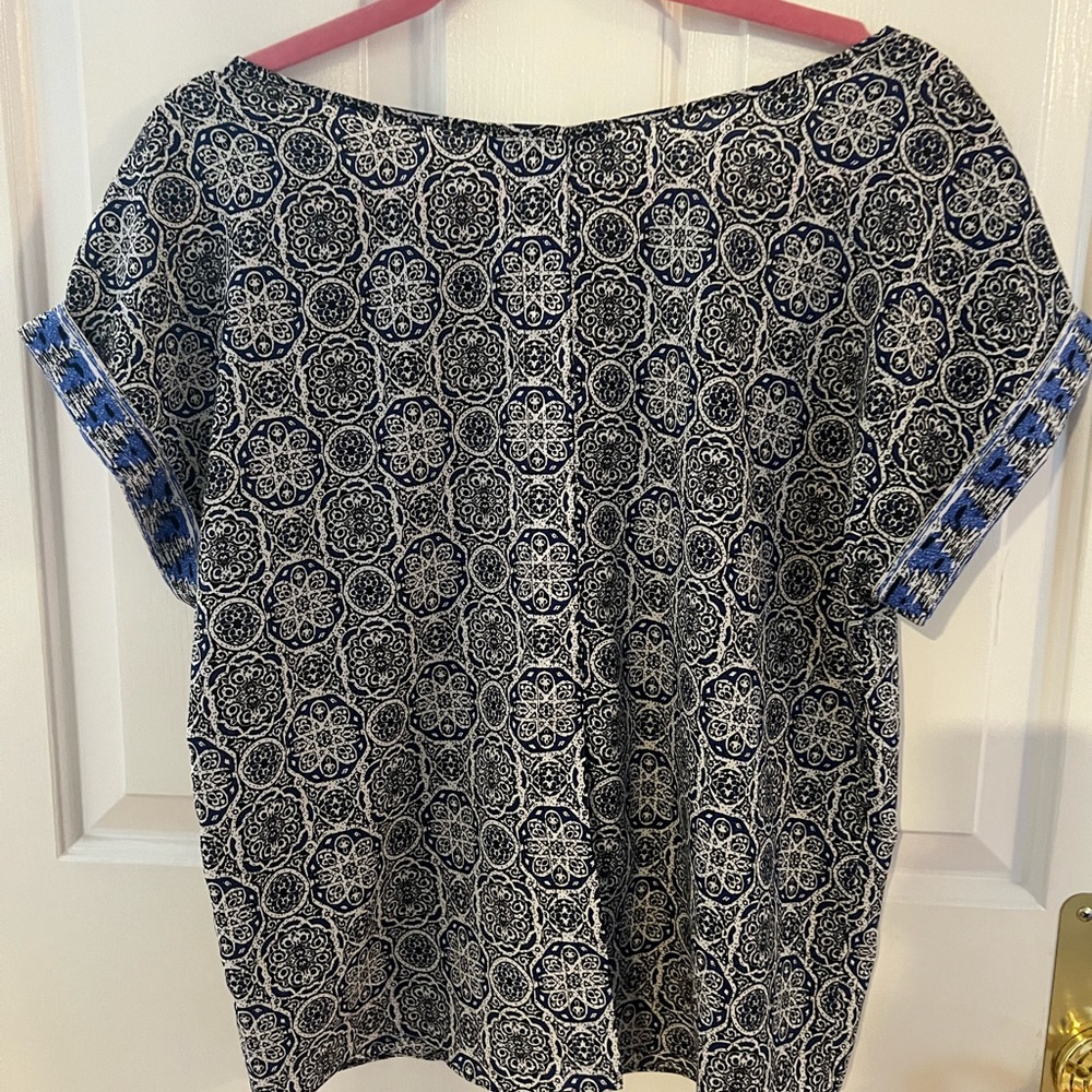 JONES NEW YORK Blouse Top Shirt Sz M Med Silky feel. Cap cuffed sleeves New NWOT